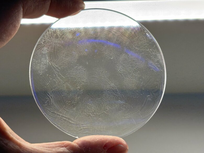 筋のように見えるものは全てクラック。70℃のヒーターに約1分当てて出現（画像提供：坂田頼彦さん）