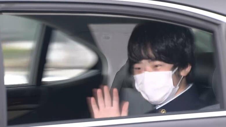 車の窓を開けて手を振られる悠仁さま(午前10時前 皇居）