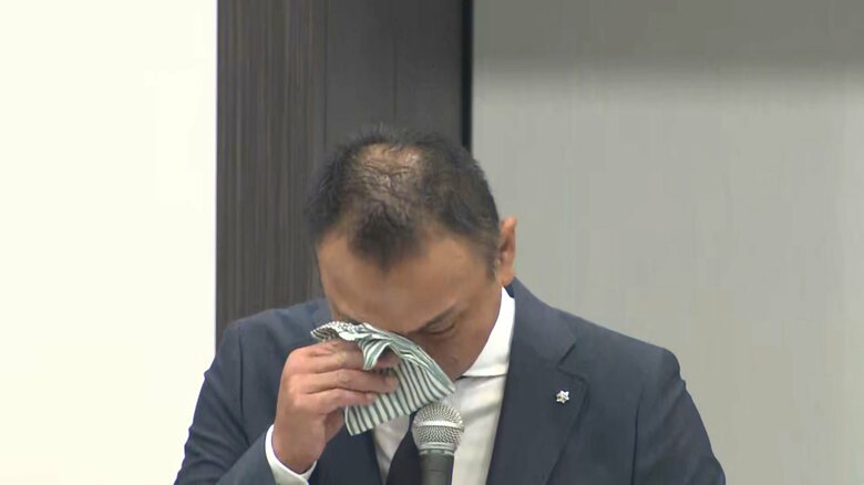 会見で涙ぐむビッグモーターの和泉新社長