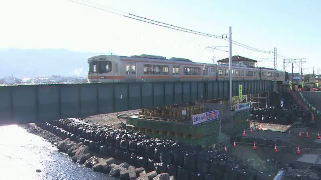 高校生「普通の生活って大事だったんだ」 JR飯田線 3カ月ぶり全線再開 8月の大雨で一部運休