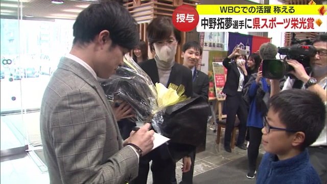 駆けつけた野球少年にサインする阪神タイガース・中野拓夢選手