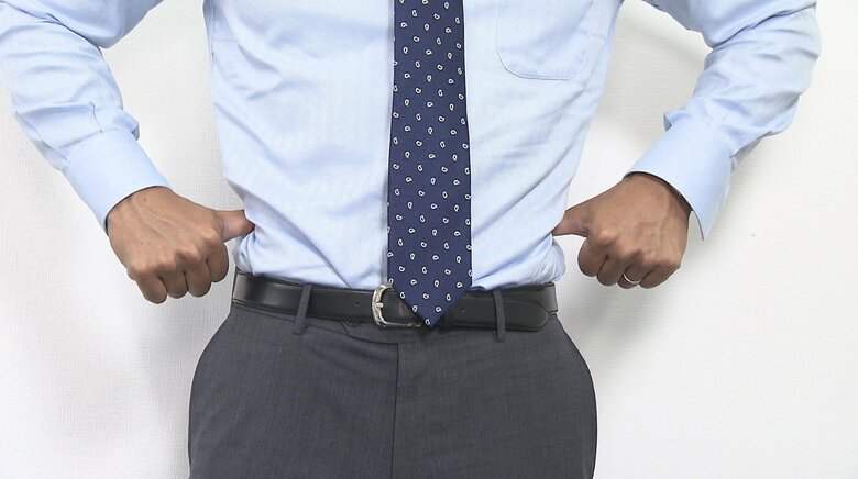 骨盤と肋骨の間の「腹横筋」を親指で左右から10秒押す