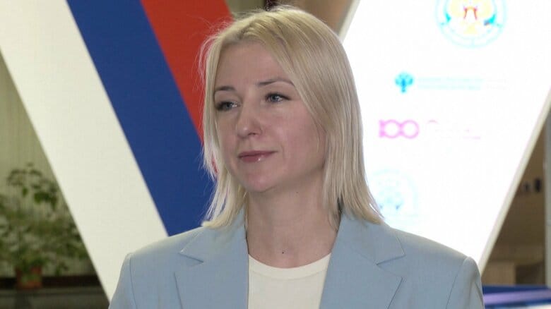ロシア中央選管に申請書類を提出後、報道陣の取材に応じるドゥンツォワ氏（2023年12月20日）