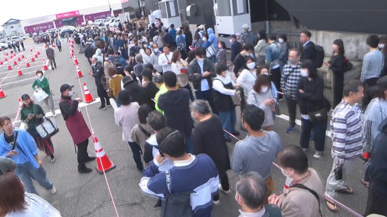 開店を待つ客の列