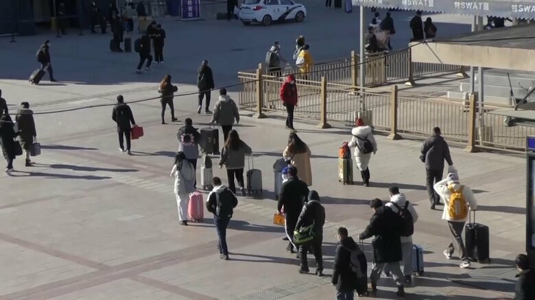北京駅に向かう帰省客ら（28日）