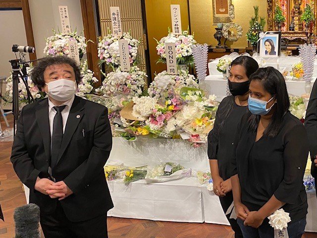 ウイシュマさんを偲ぶ会での指宿弁護士。右はウイシュマさんの妹たち（５月29日都内にて撮影）