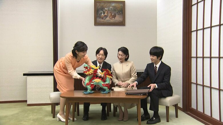 ベトナムで紀子さまに贈られた龍の置物を置く佳子さま