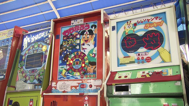 レトロなゲーム機が並ぶ
