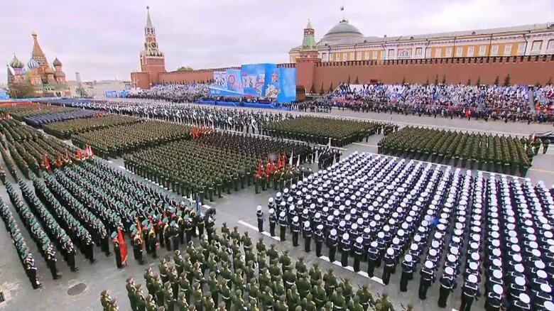 1万2000人の兵士が「マスクなし」で行進した対ドイツ戦勝記念パレード