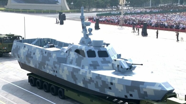 機関砲塔を搭載した無人戦闘艇（水上ドローン）