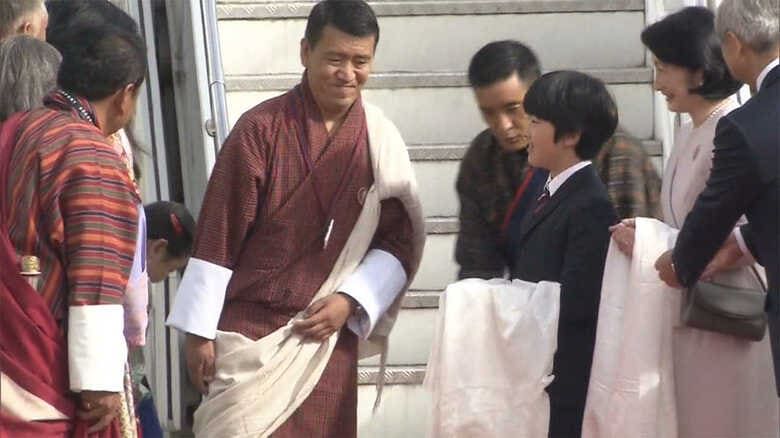 8月17日 ブータンのパロ国際空港に到着された紀子さまと悠仁さま