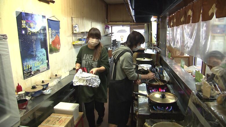 3人の娘さんが店の手伝いを