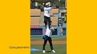 現役引退の「りくりゅう」ペア　ドジャース戦の始球式務める　代名詞「リフト」で2人一緒に投球