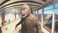 大迫力！松本駅に「ゴジラ」登場　高さ3.5メートル　地元有志が制作　長野・松本市出身の映画監督・山崎貴さんが手がけた「ゴジラ-1.0」のアカデミー賞受賞を記念