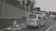 【危険】前を走る車から突然、脚立が落下　跳ねるように飛んでい…