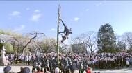 高いはしごの上で技を披露！新春恒例“はしご乗り”奉納＜福島県南相馬市＞