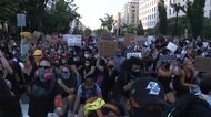 抗議デモ 世界に拡大 「世界全体の問題だ」