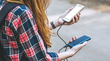 モバイルバッテリーを持ち歩いている人は36% 正しい処分方法を「知らない」が6割