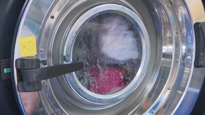 衣替えの季節に…原油高騰でクリーニング店も値上げ ドライ洗いでは油を大量に使用 包装ビニール・ハンガーも石油系