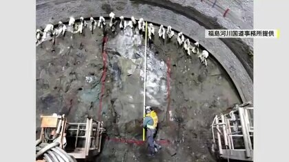国道13号・福島西道路　トンネル掘削中に想定超える巨大な岩が出現…開通時期見通せず　工事中断で岩の撤去作業続く