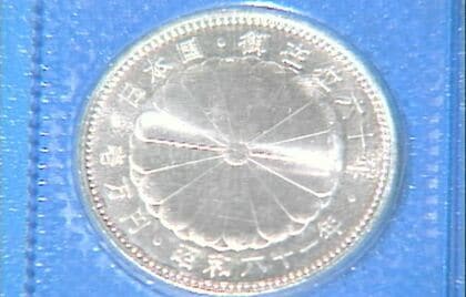 偽造の「昭和天皇在位60年記念の1万円銀貨」を両替…中国籍の男2人を逮捕　防犯カメラや指紋鑑定で犯行特定　これまでに警視庁や福岡県警に同様の容疑で逮捕　偽造通貨行使の疑い