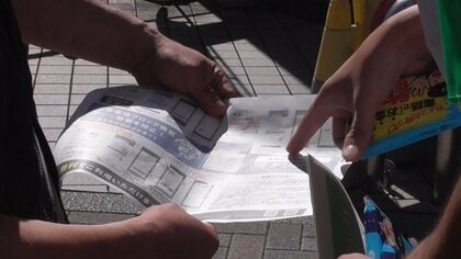 特殊詐欺被害防止へ　警察官や銀行員らがJR亀有駅前で啓発活動　無料防犯アプリ「デジポリス」利用も呼びかけ