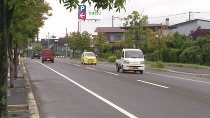 【道路横断中か】市道で81歳女性が乗用車にはれられ意識不明の“重体”＿現場は片側1車線の直線道路…乗用車を運転していた男を過失運転致傷の疑いで現行犯逮捕＿事故原因を調べる〈北海道函館市〉