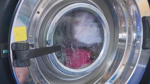 衣替えの季節に…原油高騰でクリーニング店も値上げ ドライ洗いでは油を大量に使用 包装ビニール・ハンガーも石油系