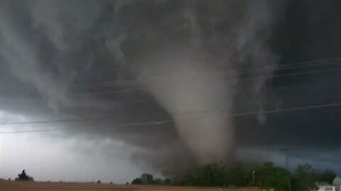 立ち上る黒い竜巻　電柱倒れるなど11人がけが　現地の空軍基地でも被害を確認　捜索救助活動行う　アメリカ