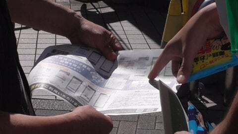 特殊詐欺被害防止へ　警察官や銀行員らがJR亀有駅前で啓発活動　無料防犯アプリ「デジポリス」利用も呼びかけ