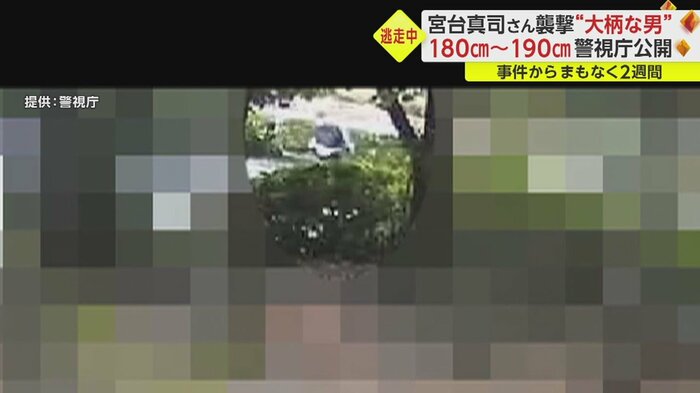 右往左往しているニット帽の男