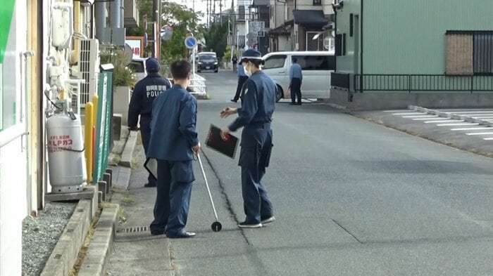 殺人未遂事件を捜査する警察官