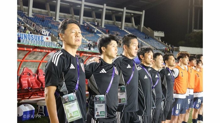 試合前の国歌斉唱は肩を組んで