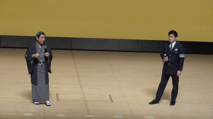 トークショーで交通安全を訴える立川談幸さん