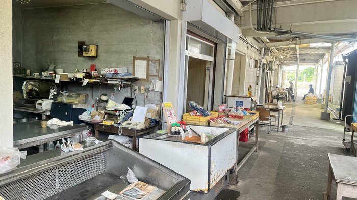 市場は数店舗のみ営業している