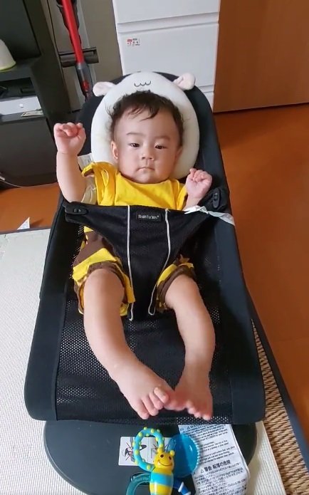 バウンサーでも運動中?な息子さん