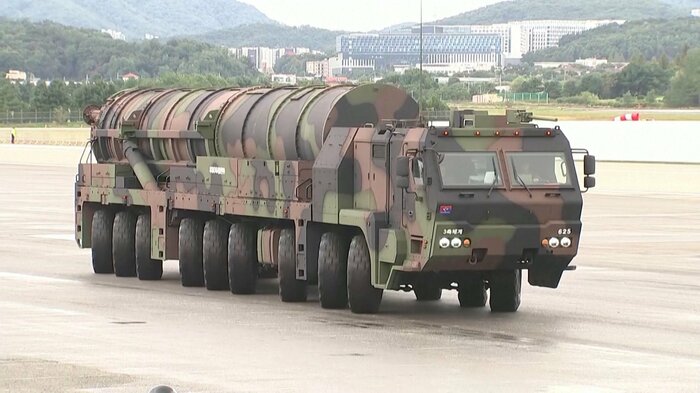韓国軍の玄武5型弾道ミサイル移動式発射機