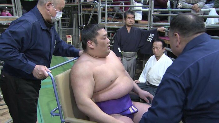 14日目 担架で運ばれる