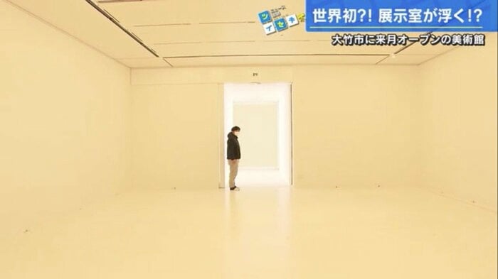 展示室内をリポートするテレビ新広島・鈴木崇義記者
