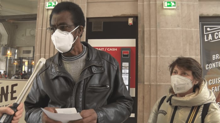 パリ東駅で取材を受けるリュドミラさんと夫のジョセフさん（2022年3月撮影）