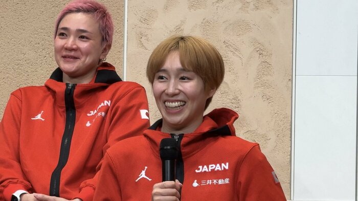 宮崎早織選手。左は吉田亜沙美選手(13日、千葉県成田市での会見)