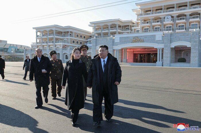 2024年12月、元山のビーチリゾートを視察した金正恩総書記と娘(朝鮮中央通信)