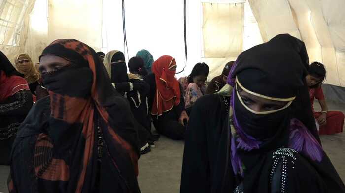 写真左の女性は、インタビューに答えてくれた少女(右)の母親