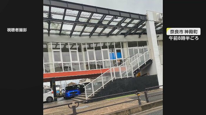 市内の自動車販売店では、屋根部分のガラスが複数枚割れ一部が落下