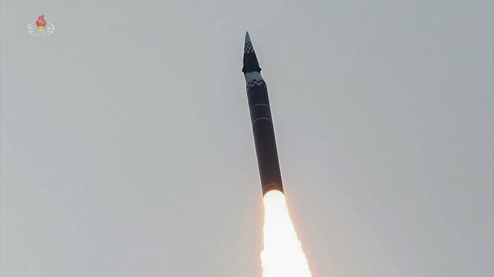 上昇する火星16ナ(火星16B)極超音速滑空体ミサイル。ロケットブースターと先端の極超音速滑空体が微妙に角度がズレているように見える。