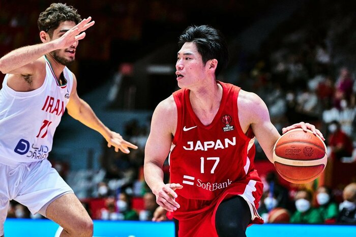 立ち上がりから3ポイントシュートを決めた須田侑太郎選手(C)FIBA