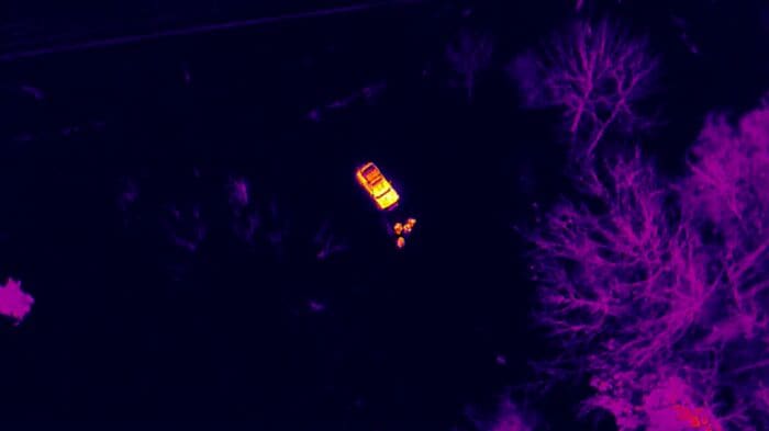 ドローンを使って上空から調査。オレンジ色になっているところが車（提供:北海道猟友会三笠支部）