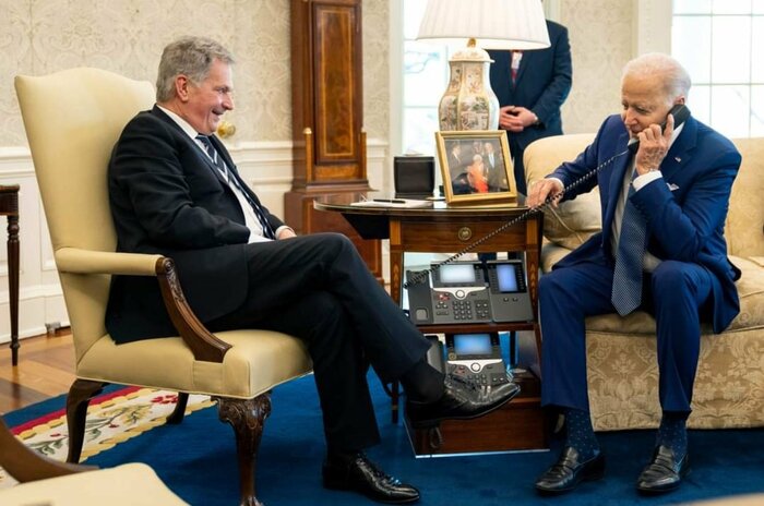 3月4日バイデン米大統領とフィンランドのニーニスト大統領はホワイトハウスからスウェーデンのアンデション首相に電話(バイデン米大統領公式Facebookより)