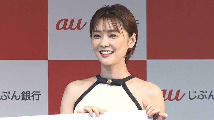 大胆ドレスのポイントは首のリボン