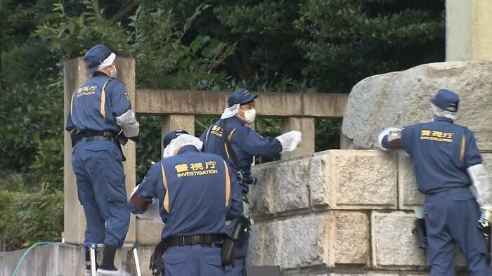 落書きされた現場を調べる警視庁の捜査員